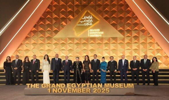 الرئيس السيسي يلتقط صورة تذكارية خلال حفل افتتاح المتحف المصري الكبير