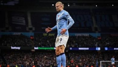 "الرجل الآلي" هلاند يواجه فريقه السابق.. التشكيلة والقنوات الناقلة