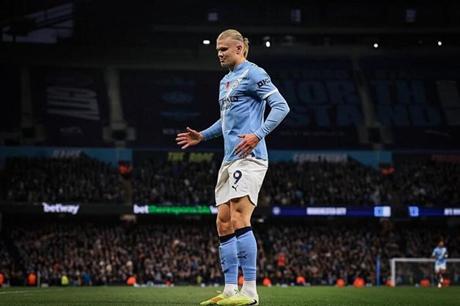 "الرجل الآلي" هلاند يواجه فريقه السابق.. التشكيلة والقنوات الناقلة