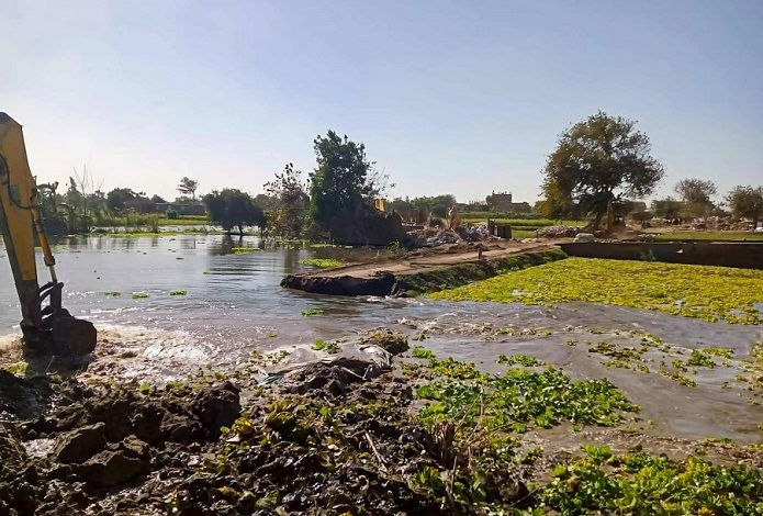 الري: إزالة طريق مخالف بطول 500 متر داخل فرع رشيد بنهر النيل