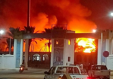 السيطرة على حريق هائل بورشة نجارة بمدينة دهب