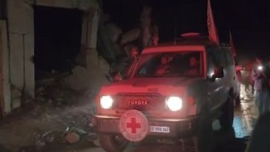 الصليب الأحمر يسلم إسرائيل 3 جثث...