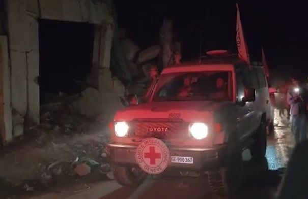 الصليب الأحمر يسلم إسرائيل 3 جثث...