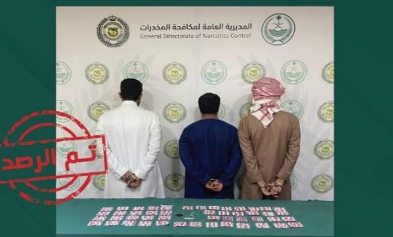 القبض على 3 مواطنين وسوداني لترويجهم الحشيش وأقراص مخدرة في نجران وجدة