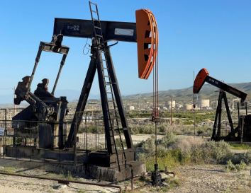 النفط يصعد أكثر من 2% بعد هجوم أوكراني على ميناء روسي