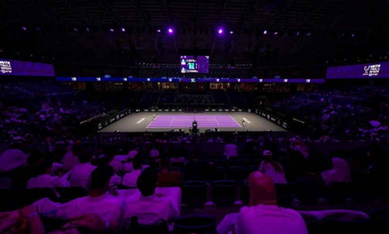 اليوم الثالث من نهائيات رابطة محترفات التنس يشهد مواجهات قوية وأداءً لافتًا