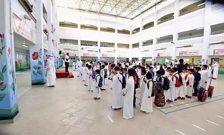 اليوم.. عودة الطلبة لمقاعد الدراسة بعد انتهاء إجازة الخريف