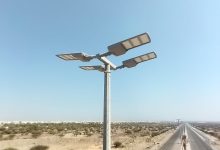 بالصور.. كهرباء الشارقة تستبدل الإنارة بطريق وادي الحلو وحي الجامعة بكشافات موفرة للطاقة