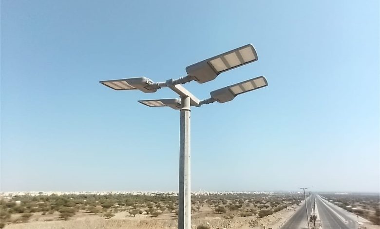 بالصور.. كهرباء الشارقة تستبدل الإنارة بطريق وادي الحلو وحي الجامعة بكشافات موفرة للطاقة