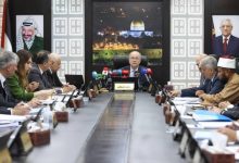 بعد وزير المواصلات ورئيس هيئة المعابر والحدود.. استقالة وزير المالية في رام الله 