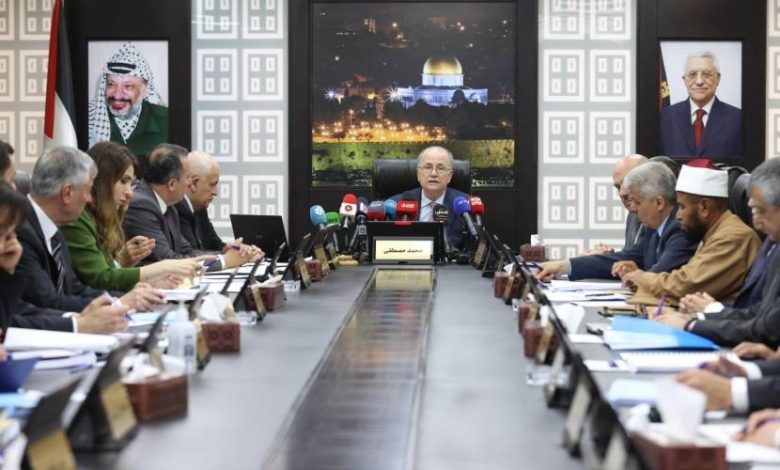 بعد وزير المواصلات ورئيس هيئة المعابر والحدود.. استقالة وزير المالية في رام الله 