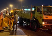 بلدية الأحمدي تنفذ حملة لتنظيف الخطوط السريعة من الرمال والمخلفات