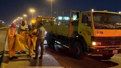 بلدية الأحمدي تنفذ حملة لتنظيف الخطوط السريعة من الرمال والمخلفات