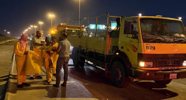 بلدية الأحمدي تنفذ حملة لتنظيف الخطوط السريعة من الرمال والمخلفات