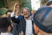 بن غفير ينشر مقطعا يظهره بجانب سجناء فلسطينيين مقيدين ويدعو فيه إلى “إعدامهم"