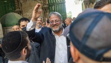 بن غفير ينشر مقطعا يظهره بجانب سجناء فلسطينيين مقيدين ويدعو فيه إلى “إعدامهم"