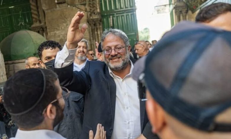 بن غفير ينشر مقطعا يظهره بجانب سجناء فلسطينيين مقيدين ويدعو فيه إلى “إعدامهم"