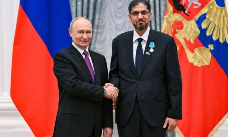 بوتين يقلد سفير الدولة وسام "بوشكين"