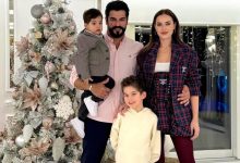 بوراك أوزجيفيت وفهرية أفجان وولداهما يستمتعون برحلة في الصحراء