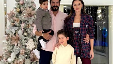 بوراك أوزجيفيت وفهرية أفجان وولداهما يستمتعون برحلة في الصحراء