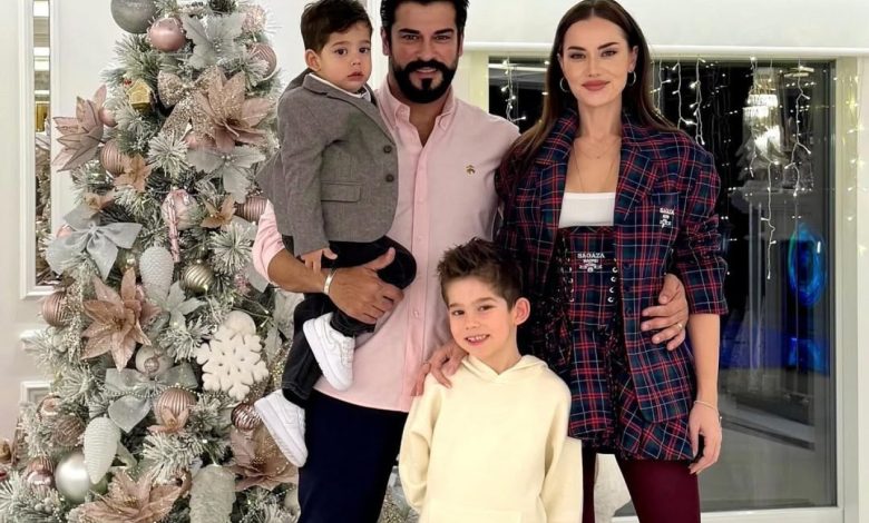 بوراك أوزجيفيت وفهرية أفجان وولداهما يستمتعون برحلة في الصحراء