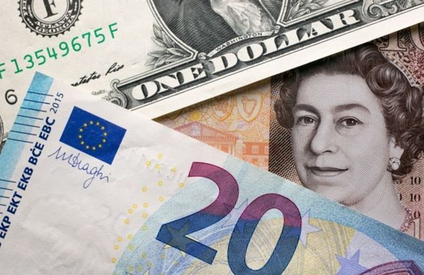 تراجع الجنيه الإسترليني أمام الدولار واليورو