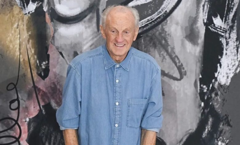 ترك إرثاً من الإبداع والرقي.. رحيل صانع أناقة الأميرة ديانا بول كوستيلوي