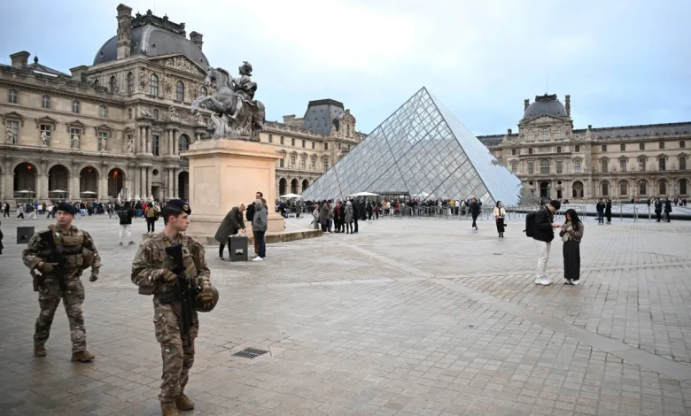 توجيه اتهامات إلى شخص رابع يُشتبه في مشاركته بسرقة متحف اللوفر