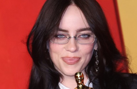 “جبان وحقير مثير للشفقة”.. المغنية الأمريكية بيلي إيليش تشن هجوما شرسا على ايلون ماسك