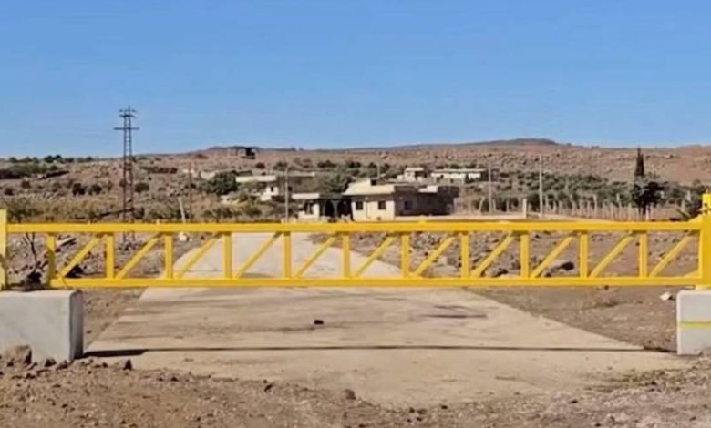 جيش الاحتلال يعزل قرية بريف القنيطرة ويضع بوابة حديدية على مدخلها