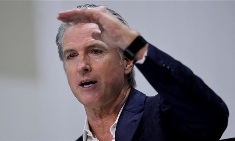 حاكم كاليفورنيا يشبه ترامب بـ"كرة الهدم"