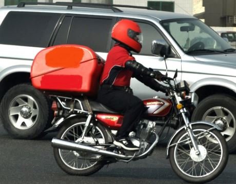 حبس عامل دليفري متهم بابتزاز الفتيات والسيدات بفيديوهات مفبركة في مطروح