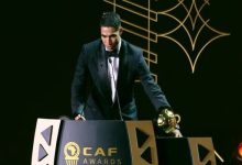 حكيمي يتسلم جائزة أفضل لاعب أفريقي وهو على السكوتر