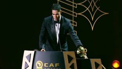 حكيمي يتسلم جائزة أفضل لاعب أفريقي وهو على السكوتر