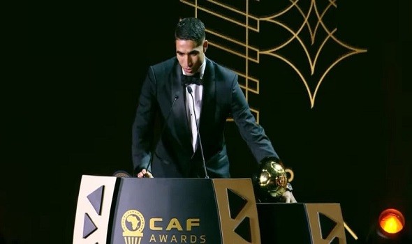 حكيمي يتسلم جائزة أفضل لاعب أفريقي وهو على السكوتر