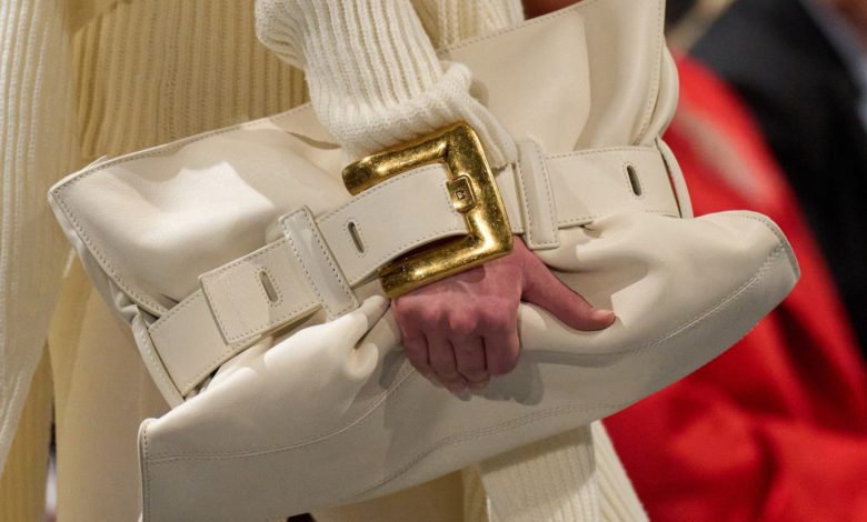 حيل ذكية لإخفاء عيوب الجسم بأحدث موديلات حقائب خريف 2025