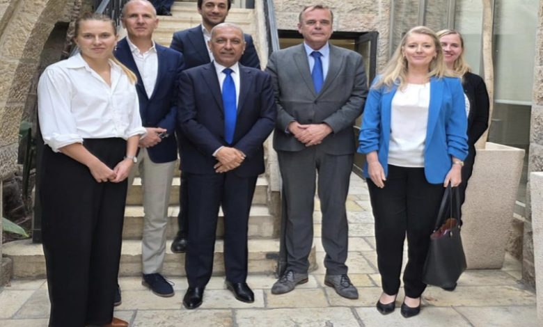 د. محمد المصري رئيس المركز الفلسطيني للبحوث والدراسات الاستراتيجية يلتقي سفراء الدول الغربية