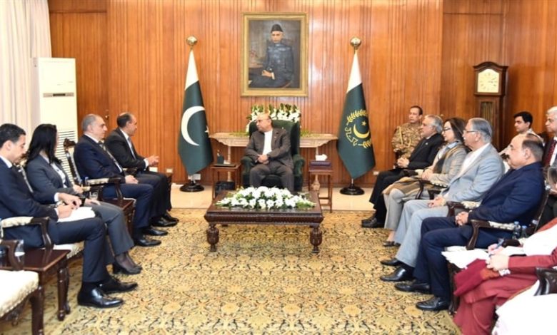 رئيس باكستان يدعو إلى تعزيز العلاقات بين إسلام آباد والقاهرة