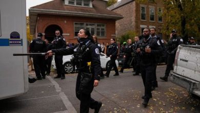 رجل يفتح النار على عملاء حرس الحدود في شيكاغو...