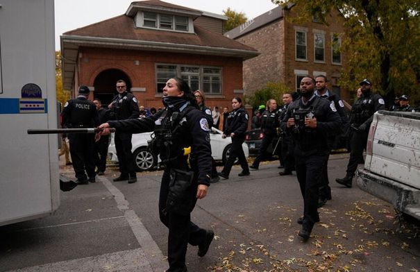 رجل يفتح النار على عملاء حرس الحدود في شيكاغو...