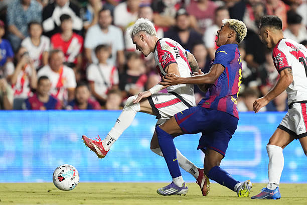 رسميا.. برشلونة يعلن قميصه الرابع