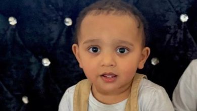 رضيع يفقد لسانه ويتعرض لحروق بعد ابتلاع مادة كاوية ظنّها حليباً