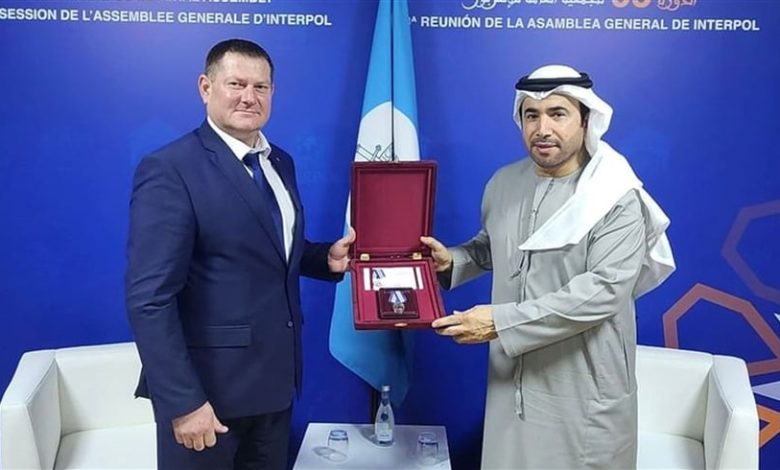 روسيا تمنح أحمد ناصر الريسي وسام "100 عام على التعاون الشرطي الدولي"