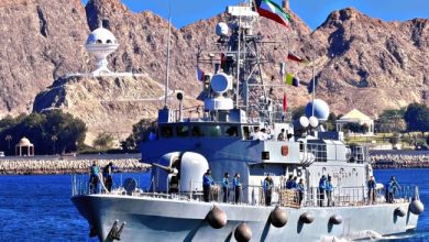 زورق القوة البحرية «استقلال» يرسو في ميناء السلطان قابوس