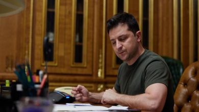 زيلينسكي يخطط لفرض عقوبات على الأوكرانيين العاملين في روسيا