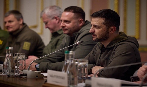 زيلينسكي يطالب أميركا بتسليم أسلحة بعيدة المدى فوراً