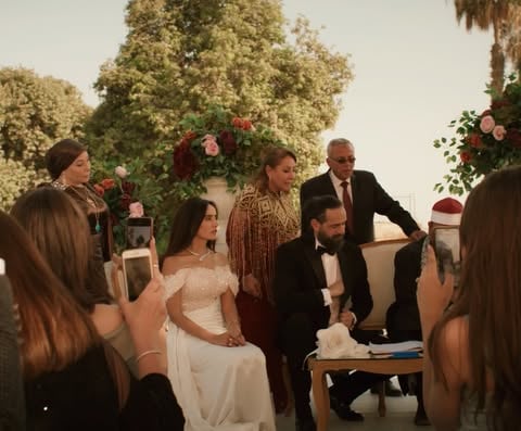 زينة تتزوج محمد فراج ليلة زفافها على عمرو المهدي في مسلسل ورد وشوكولاته