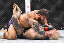 شاهد.. مقاتل يكتسح خصمه قبل خنقه