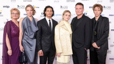 شاهدوا النجوم على السجادة الحمراء لحفل توزيع جوائز إيمي الدولية