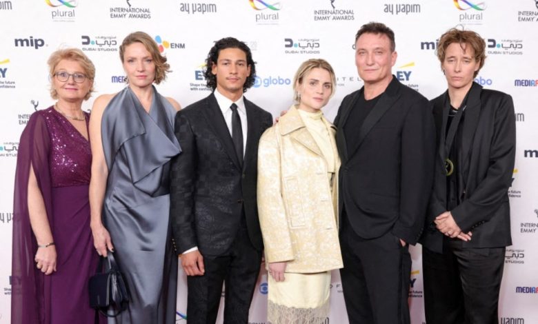 شاهدوا النجوم على السجادة الحمراء لحفل توزيع جوائز إيمي الدولية